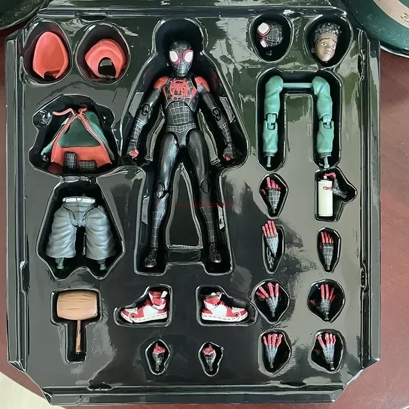 Figurka akcji Miles Gwen Peter – Model Kit Spiderman recenzja i cena